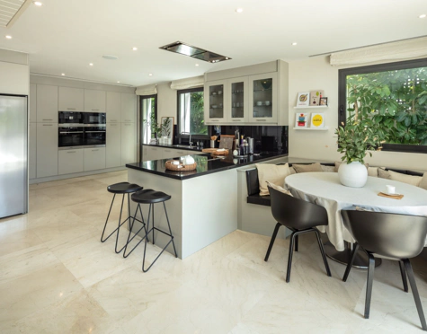 Villa for sale in El Herrojo, Benahavis