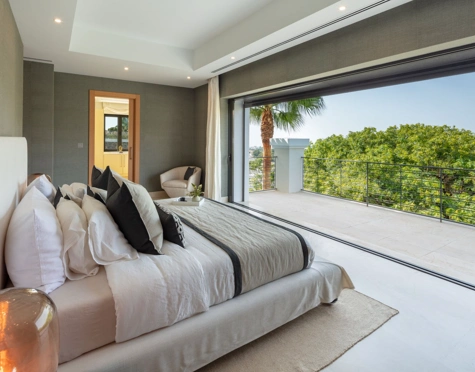 Villa for sale in El Herrojo, Benahavis