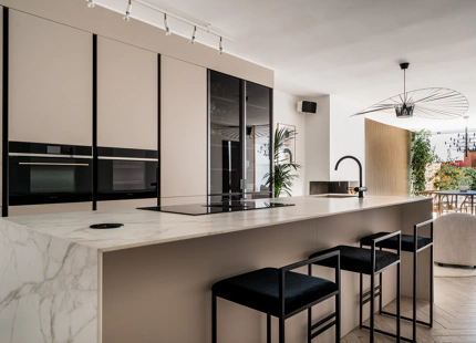 APARTAMENTO EN PLANTA BAJA DE ESTILO ESCANDINAVO CON VISTAS AL MAR EN VENTA EN NUEVA ANDALUCÍA