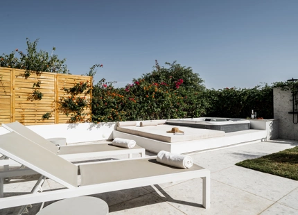 APARTAMENTO EN PLANTA BAJA DE ESTILO ESCANDINAVO CON VISTAS AL MAR EN VENTA EN NUEVA ANDALUCÍA