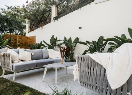 APARTAMENTO EN PLANTA BAJA DE ESTILO ESCANDINAVO CON VISTAS AL MAR EN VENTA EN NUEVA ANDALUCÍA