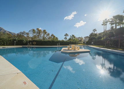 APARTAMENTO EN PLANTA BAJA DE ESTILO ESCANDINAVO CON VISTAS AL MAR EN VENTA EN NUEVA ANDALUCÍA