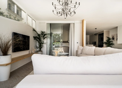 APARTAMENTO EN PLANTA BAJA DE ESTILO ESCANDINAVO CON VISTAS AL MAR EN VENTA EN NUEVA ANDALUCÍA