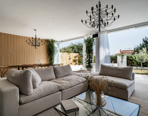 APARTAMENTO EN PLANTA BAJA DE ESTILO ESCANDINAVO CON VISTAS AL MAR EN VENTA EN NUEVA ANDALUCÍA