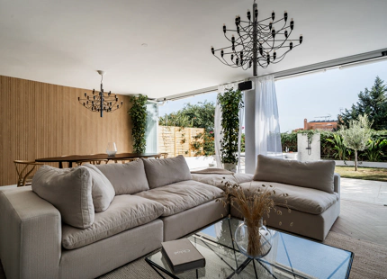 APARTAMENTO EN PLANTA BAJA DE ESTILO ESCANDINAVO CON VISTAS AL MAR EN VENTA EN NUEVA ANDALUCÍA