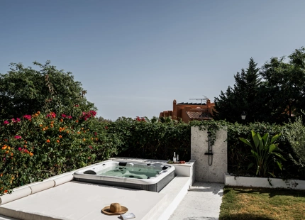 APARTAMENTO EN PLANTA BAJA DE ESTILO ESCANDINAVO CON VISTAS AL MAR EN VENTA EN NUEVA ANDALUCÍA