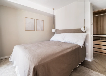 APARTAMENTO EN PLANTA BAJA DE ESTILO ESCANDINAVO CON VISTAS AL MAR EN VENTA EN NUEVA ANDALUCÍA