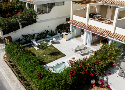 APARTAMENTO EN PLANTA BAJA DE ESTILO ESCANDINAVO CON VISTAS AL MAR EN VENTA EN NUEVA ANDALUCÍA