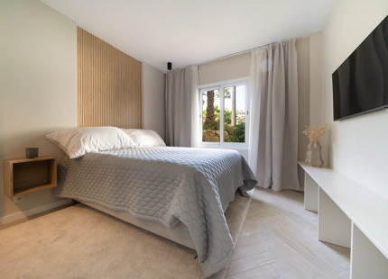 APARTAMENTO EN PLANTA BAJA DE ESTILO ESCANDINAVO CON VISTAS AL MAR EN VENTA EN NUEVA ANDALUCÍA