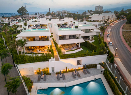 ARCHITECTURAL VILLA FOR SALE IN NUEVA ANDALUCIA