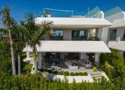 ARCHITECTURAL VILLA FOR SALE IN NUEVA ANDALUCIA