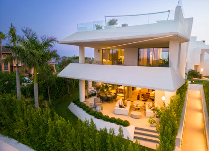 ARCHITECTURAL VILLA FOR SALE IN NUEVA ANDALUCIA