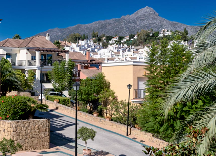 OUT-OF-THE ORDINARY TOWNHOUSE FOR SALE IN NUEVA ANDALUSIA 