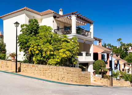 OUT-OF-THE ORDINARY TOWNHOUSE FOR SALE IN NUEVA ANDALUSIA 