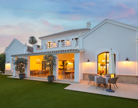 Villa for sale in El Paraiso, Estepona East