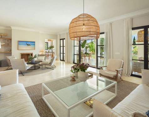 Villa for sale in El Paraiso, Estepona East