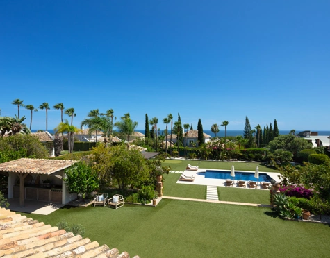 Villa for sale in El Paraiso, Estepona East