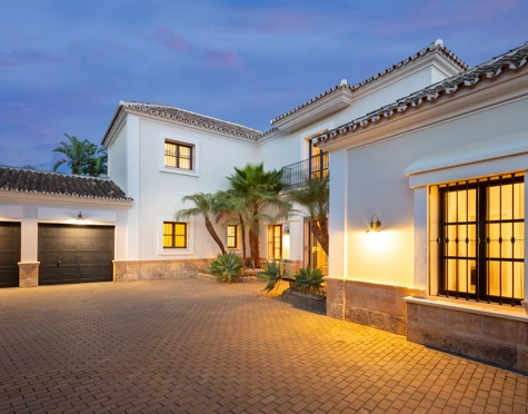 Villa for sale in El Paraiso, Estepona East