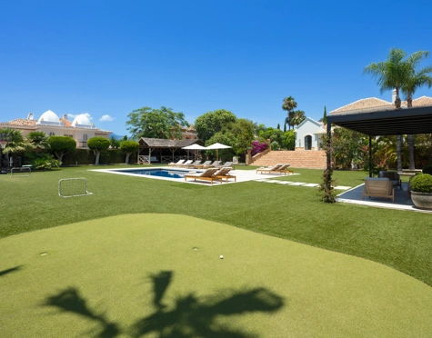 Villa for sale in El Paraiso, Estepona East