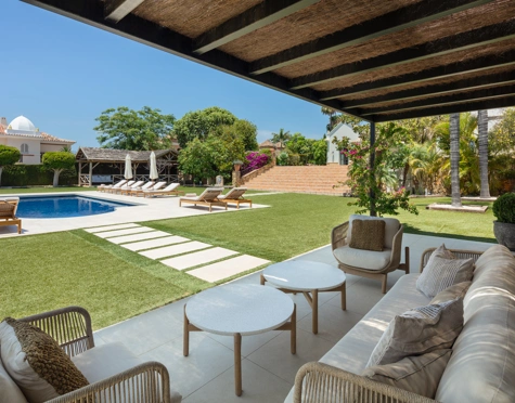 Villa for sale in El Paraiso, Estepona East