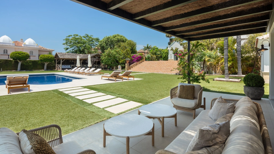Villa for sale in El Paraiso, Estepona East