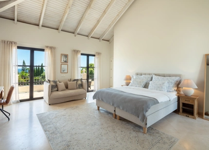OUTSTANDING VILLA FOR SALE IN EL PARAISO