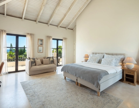 Villa for sale in El Paraiso, Estepona East