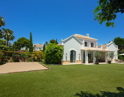 Villa for sale in El Paraiso, Estepona East