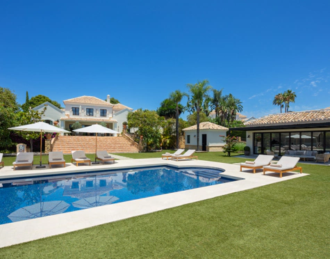 Villa for sale in El Paraiso, Estepona East