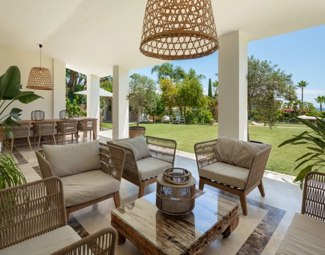 Villa for sale in El Paraiso, Estepona East