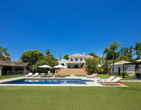 Villa for sale in El Paraiso, Estepona East