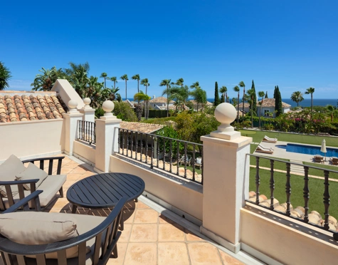 Villa for sale in El Paraiso, Estepona East