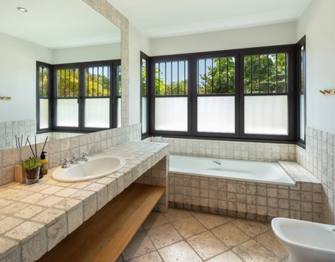 Villa for sale in El Paraiso, Estepona East
