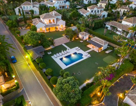 Villa for sale in El Paraiso, Estepona East