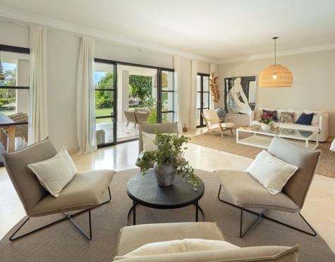 Villa for sale in El Paraiso, Estepona East