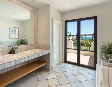 Villa for sale in El Paraiso, Estepona East