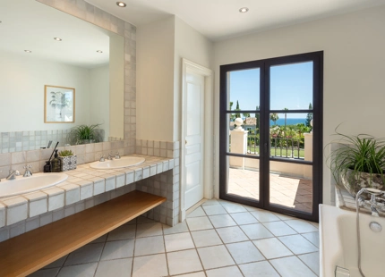 OUTSTANDING VILLA FOR SALE IN EL PARAISO