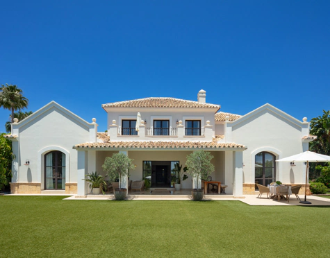 Villa for sale in El Paraiso, Estepona East
