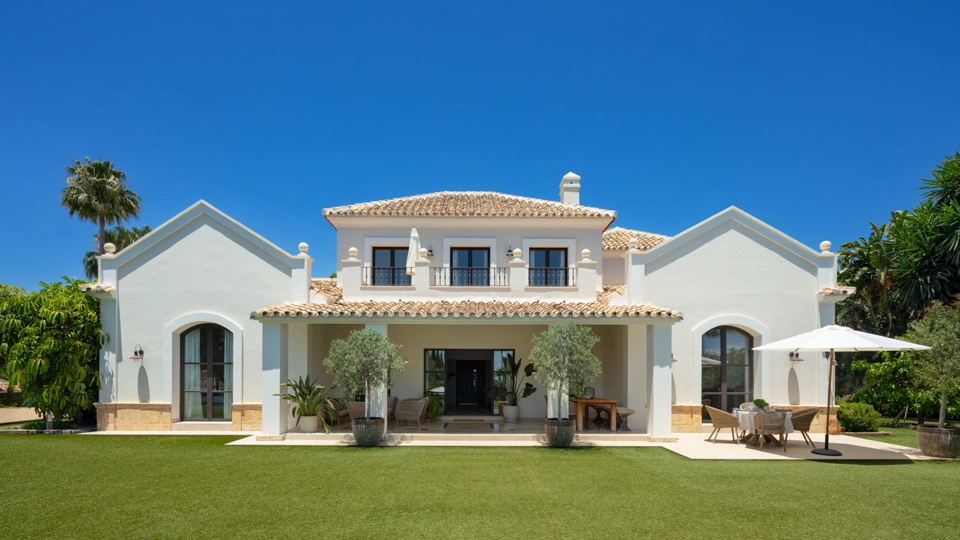 Villa for sale in El Paraiso, Estepona East