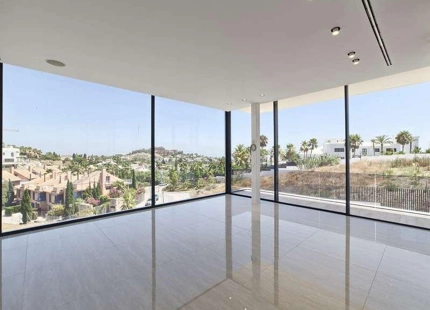 FANTÁSTICA VILLA DE GOLF MODERNA EN VENTA EN NUEVA ANDALUCIA