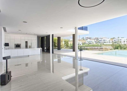 FANTÁSTICA VILLA DE GOLF MODERNA EN VENTA EN NUEVA ANDALUCIA
