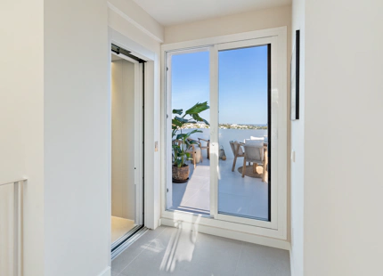 FANTÁSTICA CASA ADOSADA MODERNA EN VENTA EN LA QUINTA