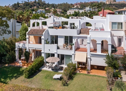 FANTÁSTICA CASA ADOSADA MODERNA EN VENTA EN LA QUINTA