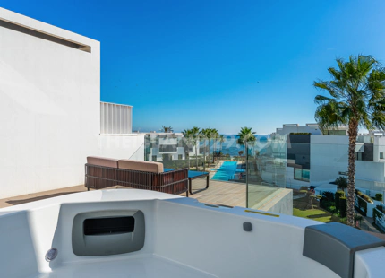 IMPRESIONANTE CASA ADOSADA CONTEMPORÁNEA EN ESTEPONA
