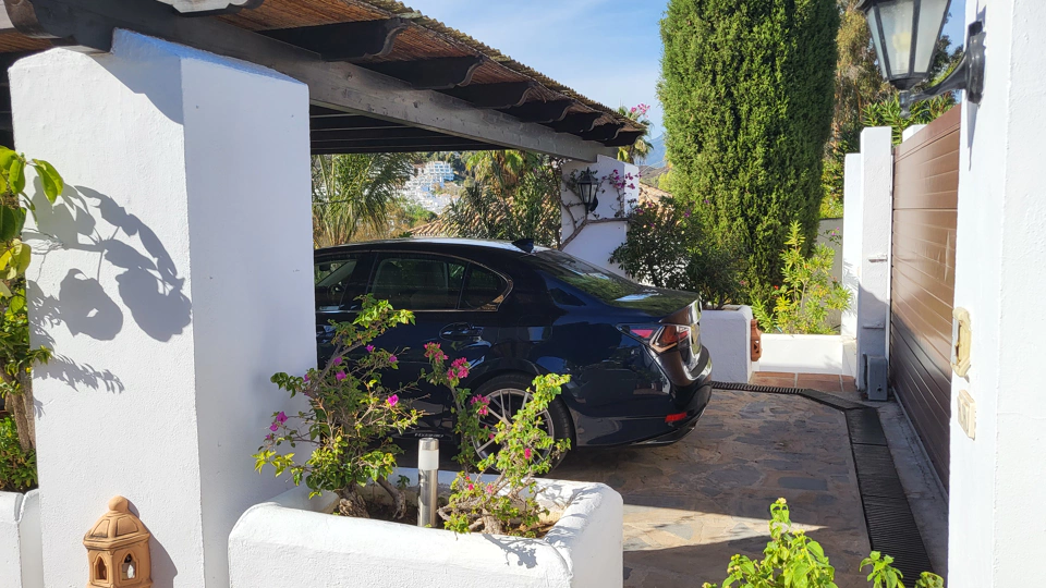 Villa for sale in Aloha, Nueva Andalucia