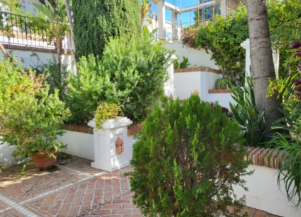 A VILLA WITH REFURBISHMENT OPPORTUNITY