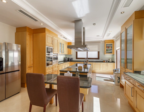 Villa en venta en La Alqueria, Benahavis