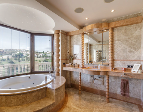Villa en venta en La Alqueria, Benahavis