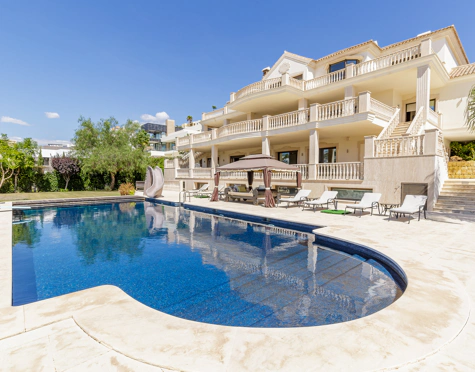 Villa en venta en La Alqueria, Benahavis