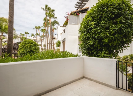 APARTAMENTO RENOVADO EN UNA COMUNIDAD FRENTE A LA PLAYA EN MARINA DE PUENTE ROMANO, MARBELLA